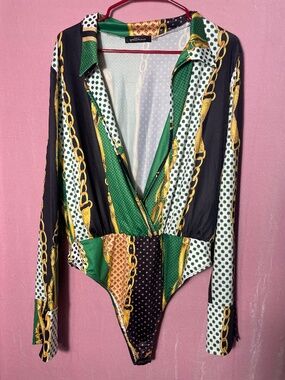 Chain-print 2-pc green and gold 2X long sleeve, deep V-cut body suit with shorts
